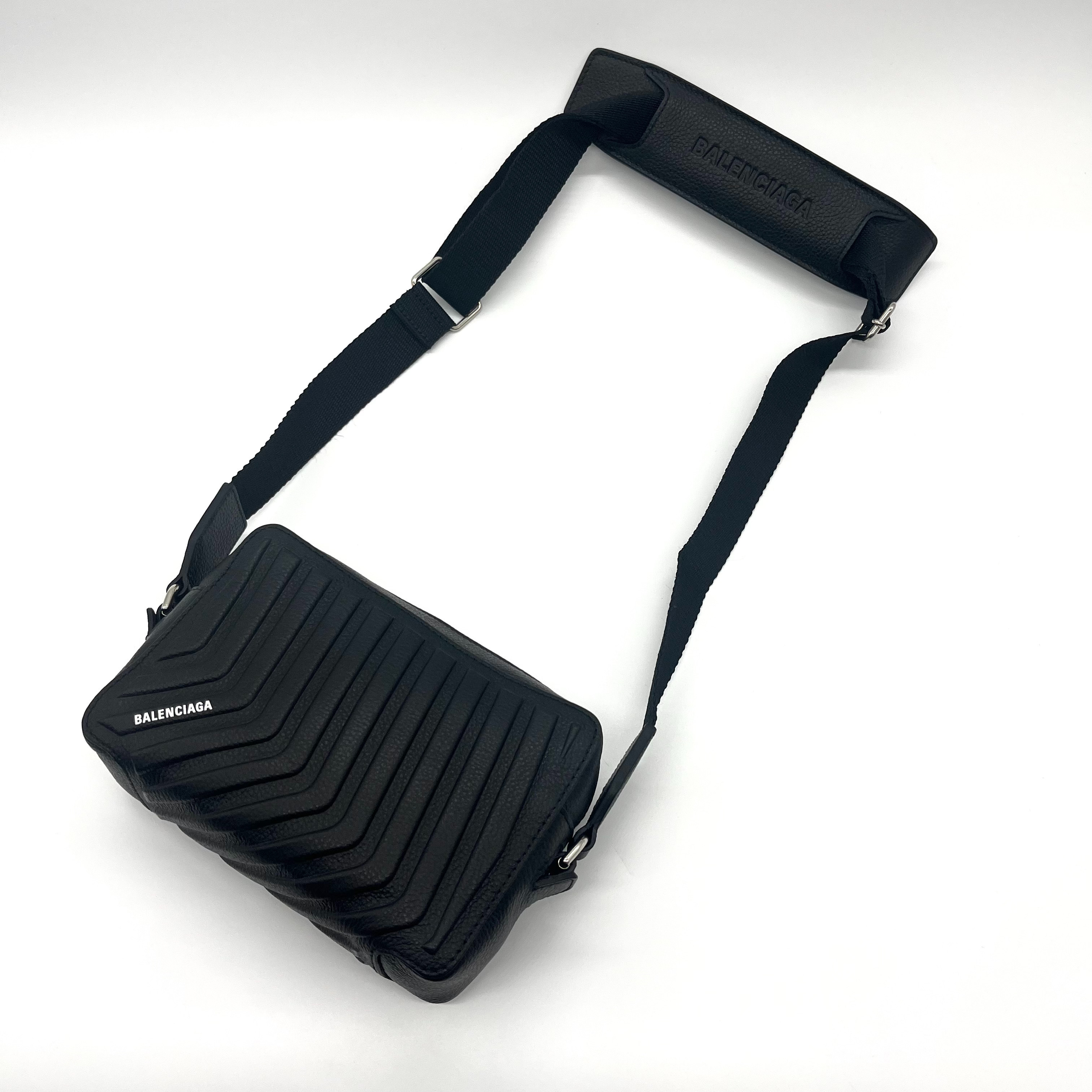 国内即発★BALENCIAGA CAR カメラバッグ BLACK