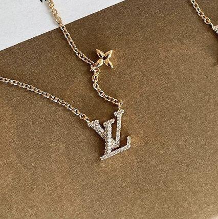 すぐ届く Louis Vuitton ロゴゴールドチェーンネックレス 花柄