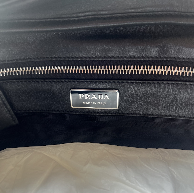 【PRADA】先着セール 2VH189 VITELLO レザー ショルダーバッグ