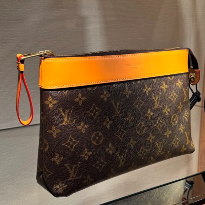 国内未入荷【直営店SALE】LV ポシェット ヴォワヤージュスープル