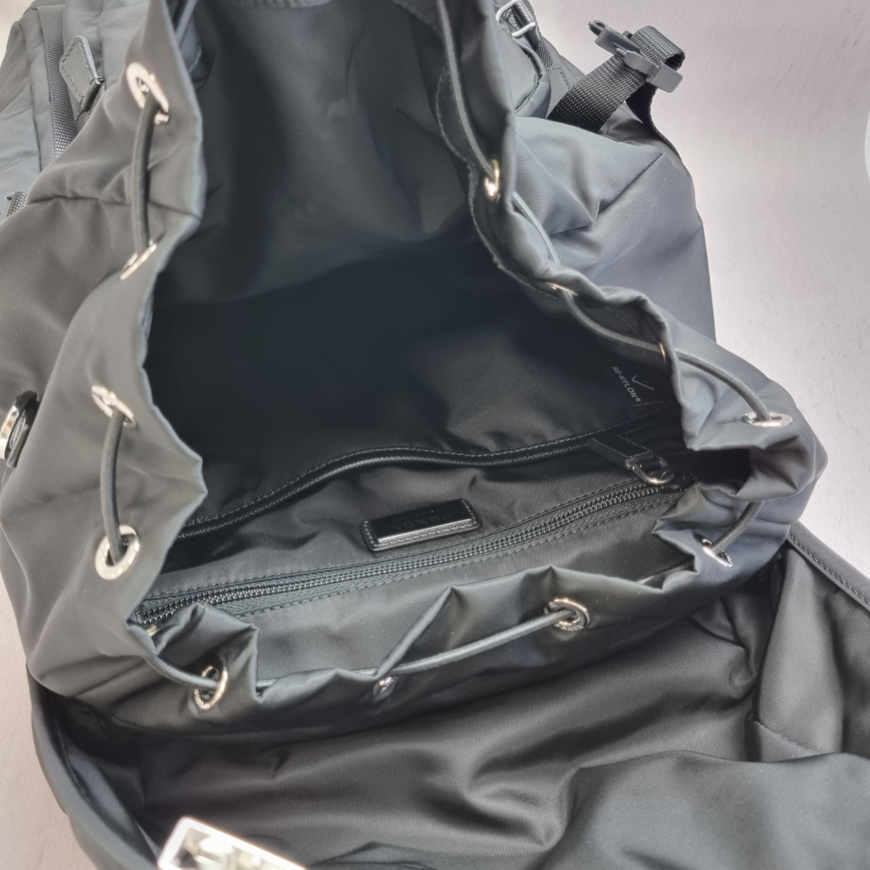 ★韓国の人気★【PRADA】★Re Nylon バックパッ.ク★正規品★
