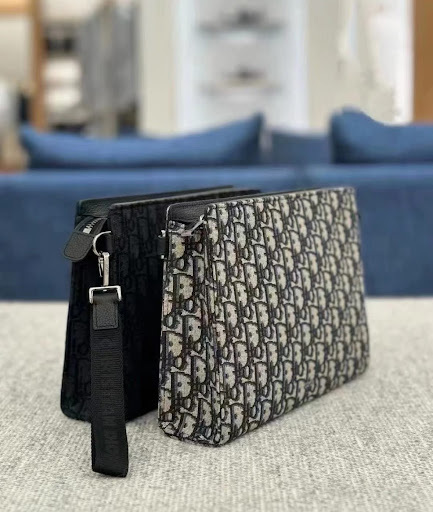 洗練されたデザイン♡【 Dior 】A5 トライアングル ポーチ