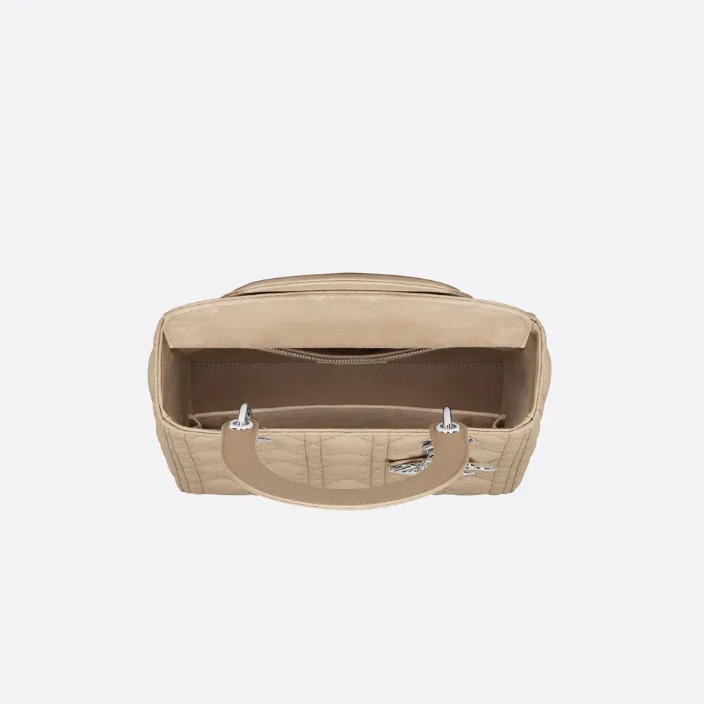 【Dior】朝比奈彩さん、新木優子さん、中村アンさんなど、世界的セレブも愛用する同項 のLADY DIOR ミディアムバッグ！