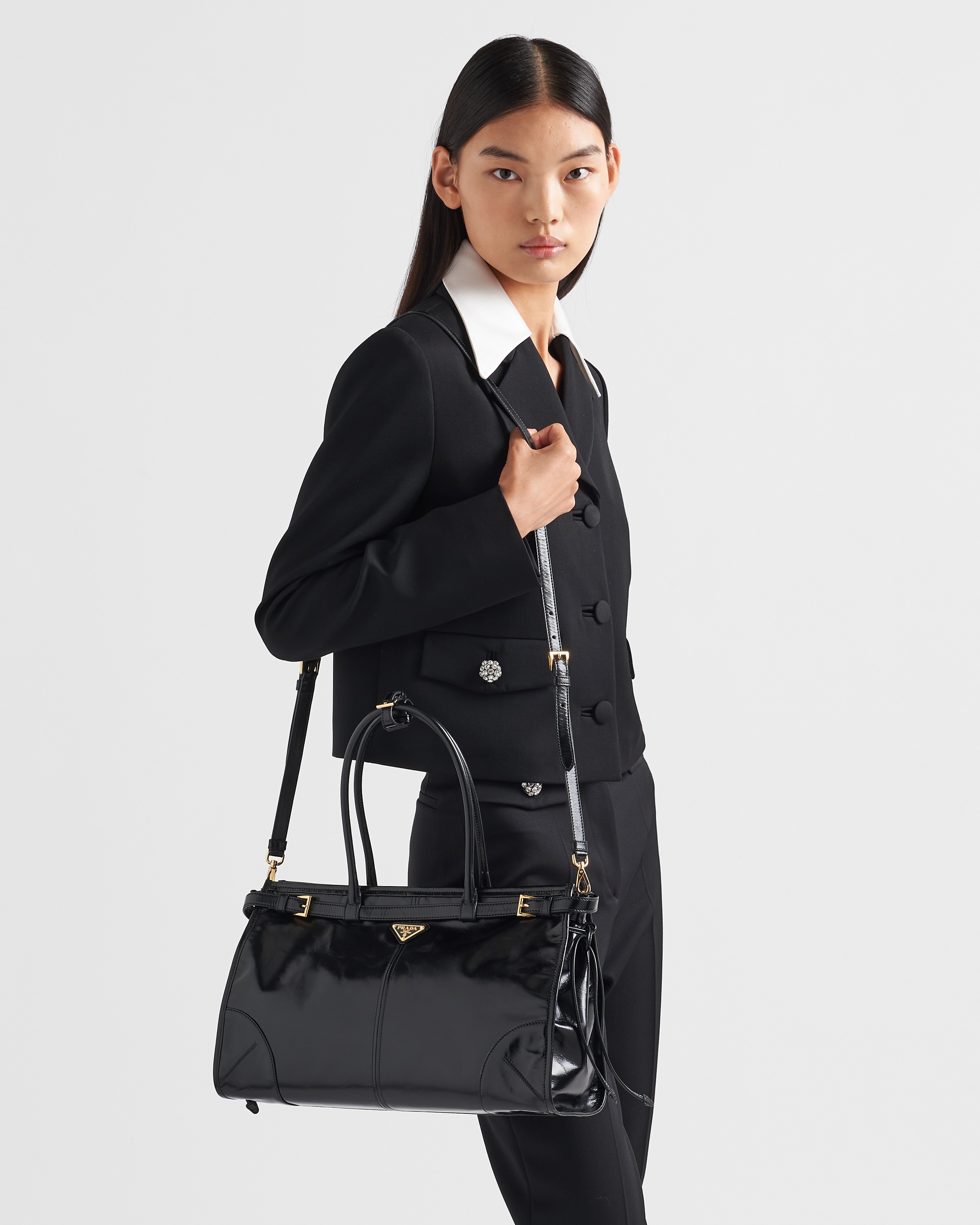 「PRADA ボニー ラージ レザー ハンドバッグ – 超人气！洗練されたデザインで魅力的な印象」