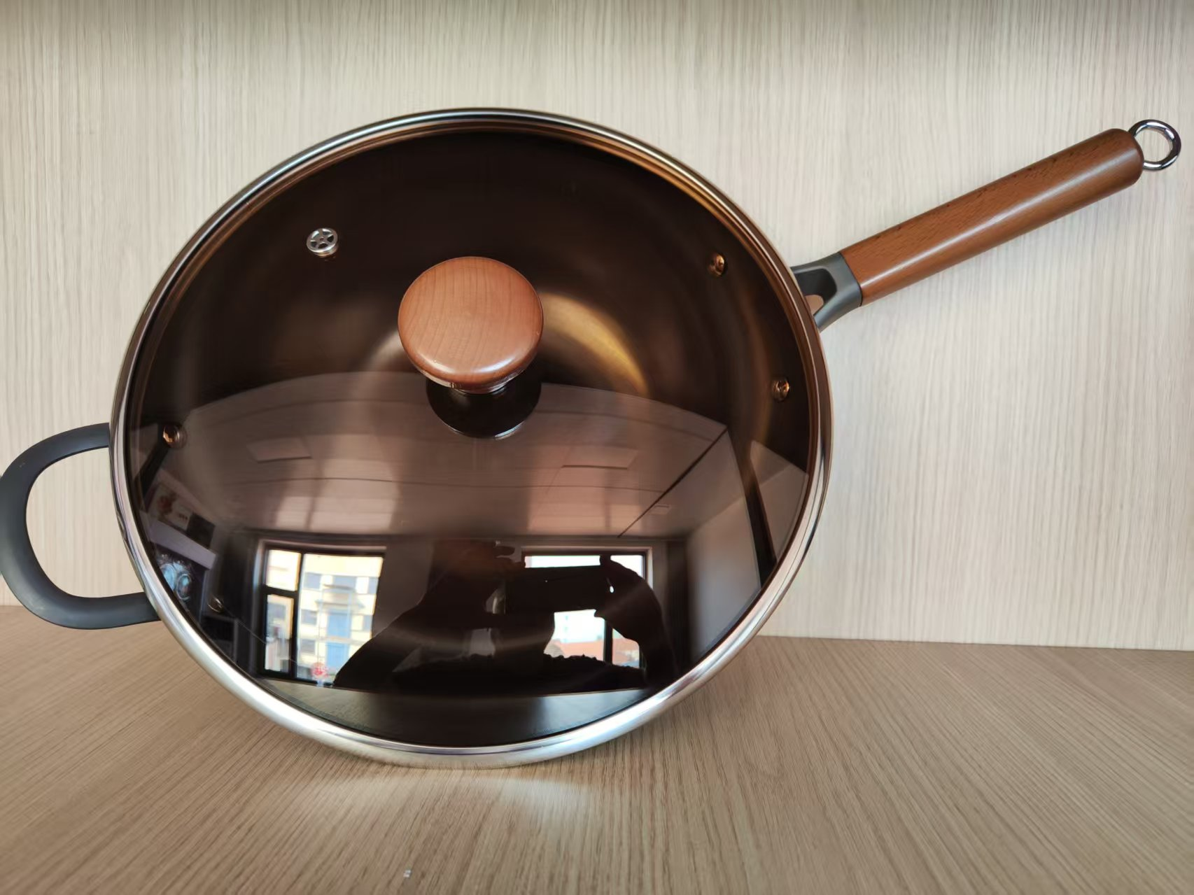 Lightweight cast iron with single-sided precision polishing and semi-precision polishing on the outer bottom.