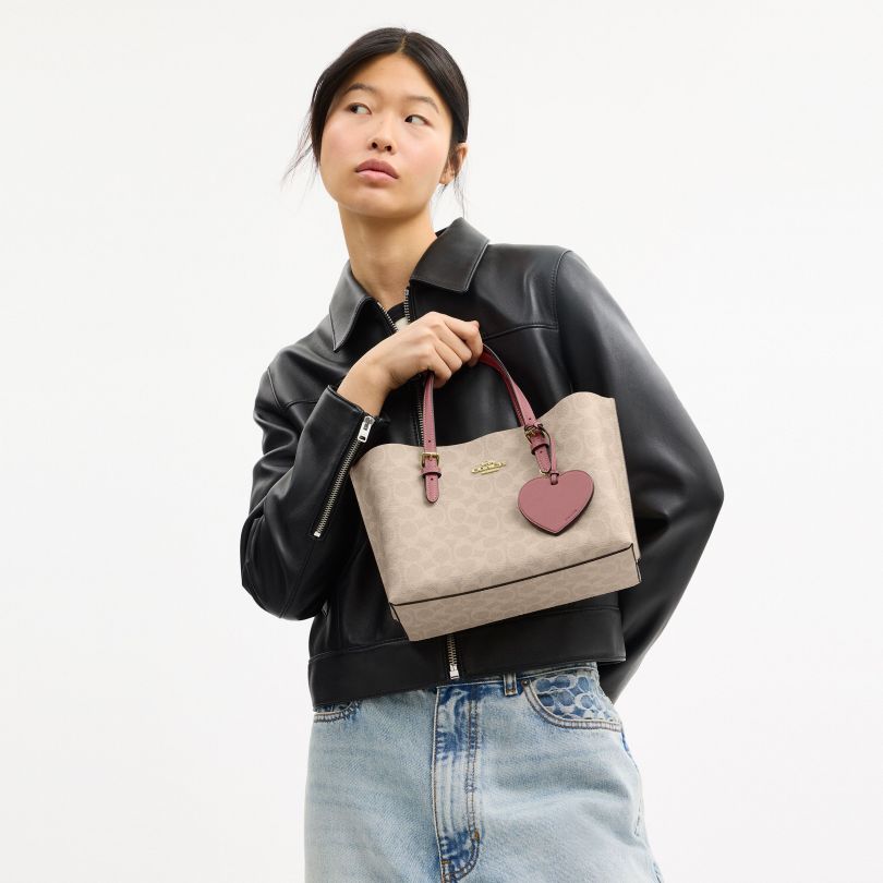 クラシックロゴハートチャーム付きMOLLIE 25トートバッグ