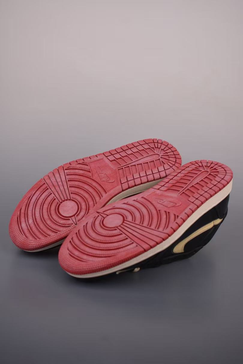 Men Low‑Top Retro Casual Sneakers, Black Leather Upper, Cream‑Yellow Accent, Vintage Cream Midsole Red Outsole Street Shoes