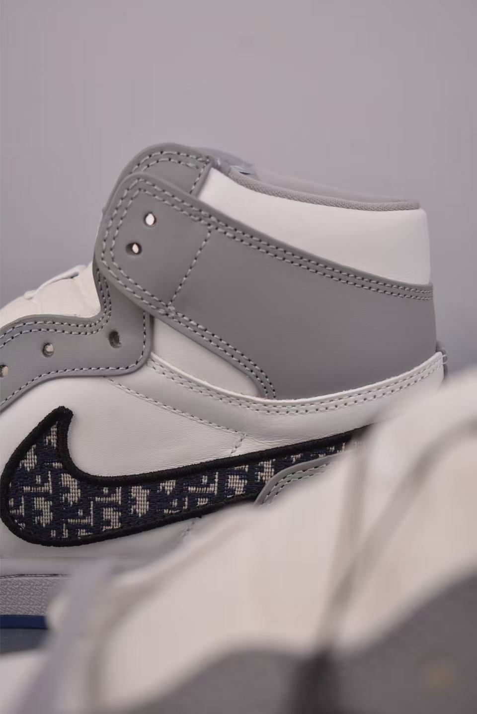 Men High‑Top Street Basketball Sneakers, Grey‑White Leather Upper, Pattern Fabric Swoosh Detail, Transparent Blue Outsole Casual Shoes