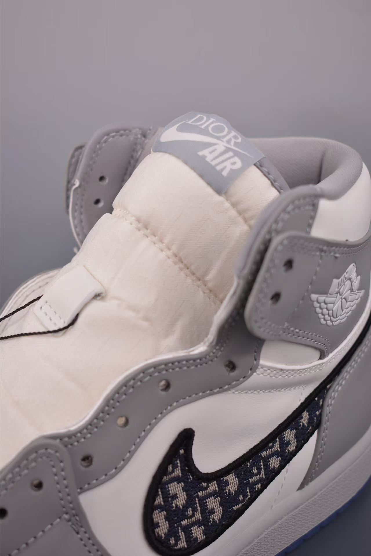 Men High‑Top Street Basketball Sneakers, Grey‑White Leather Upper, Pattern Fabric Swoosh Detail, Transparent Blue Outsole Casual Shoes