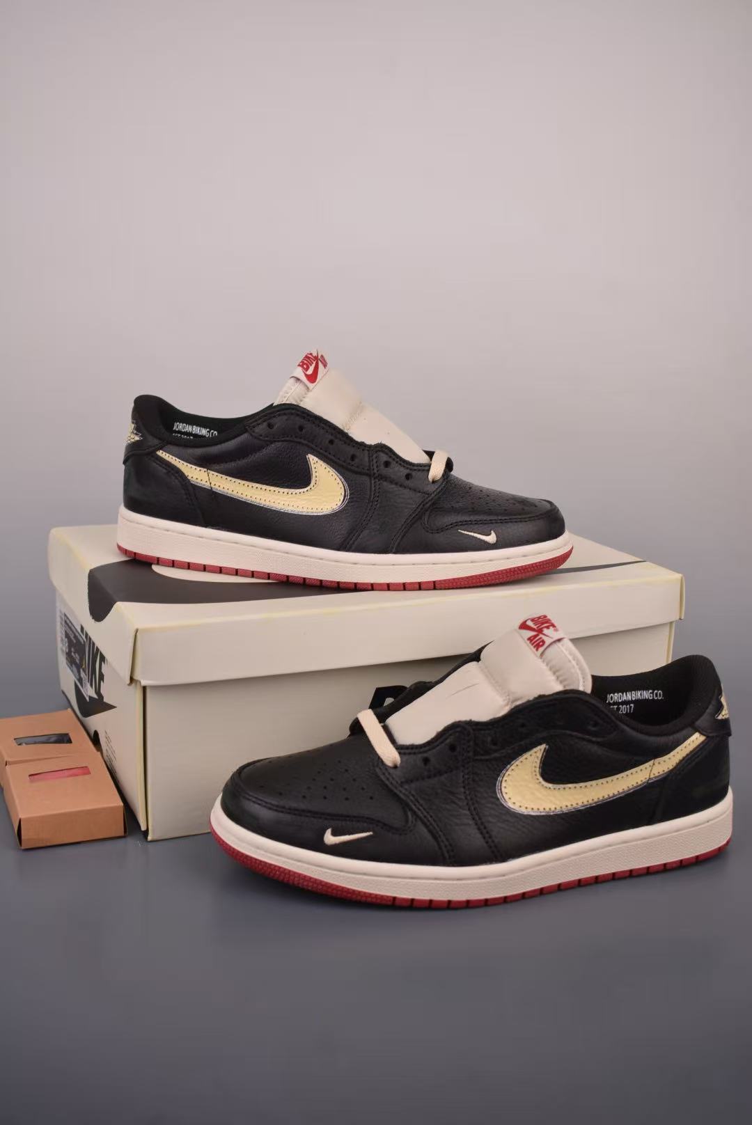 Men Low‑Top Retro Casual Sneakers, Black Leather Upper, Cream‑Yellow Accent, Vintage Cream Midsole Red Outsole Street Shoes