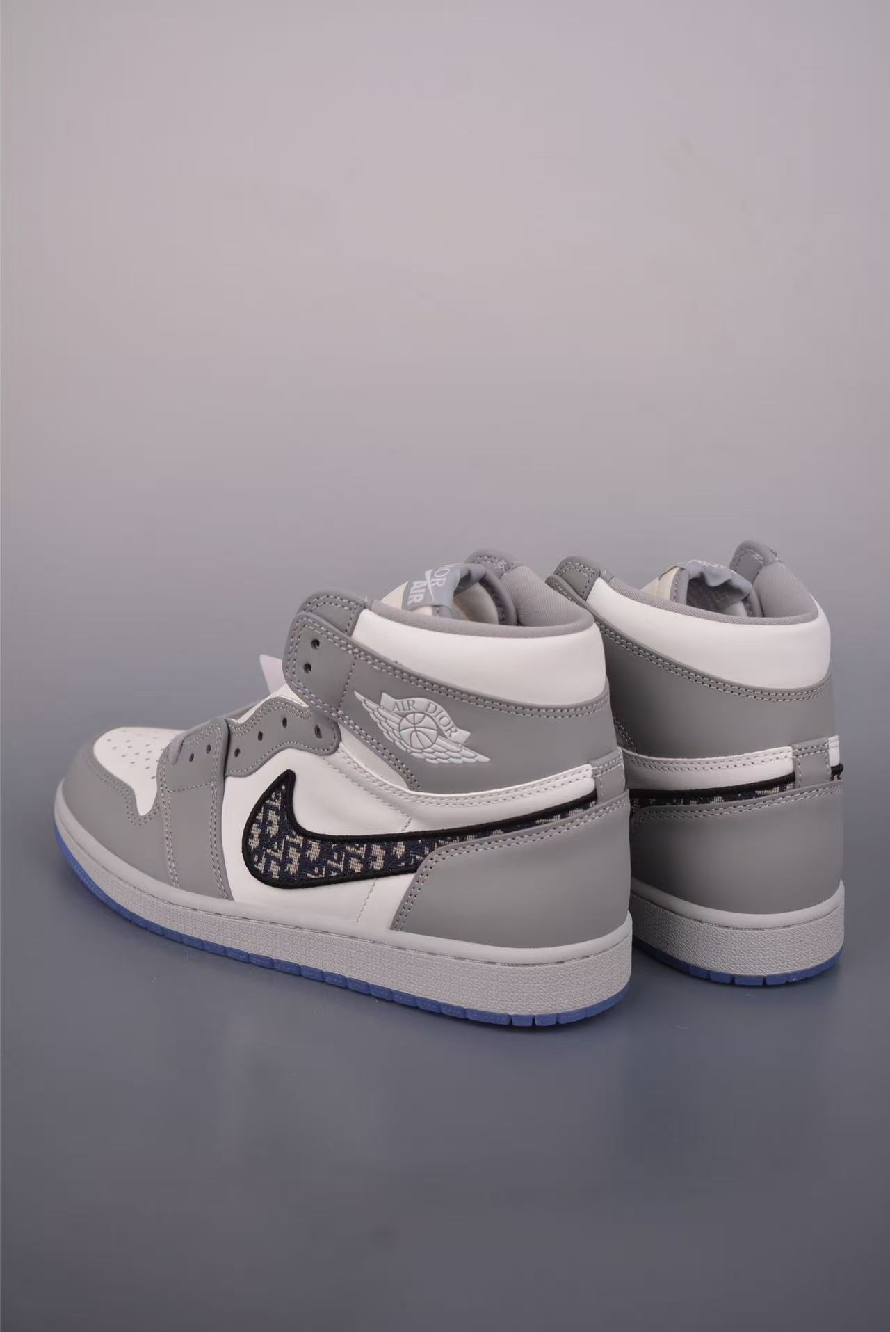 Men High‑Top Street Basketball Sneakers, Grey‑White Leather Upper, Pattern Fabric Swoosh Detail, Transparent Blue Outsole Casual Shoes