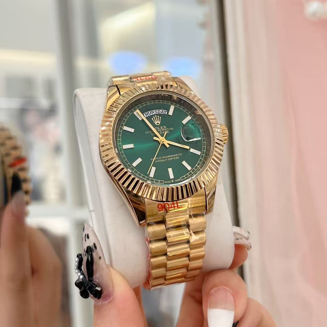 Men Luxury Gold‑Tone Wrist Watch, Deep Blue Dial, Day & Date Display, Fluted Bezel, Metal Bracelet