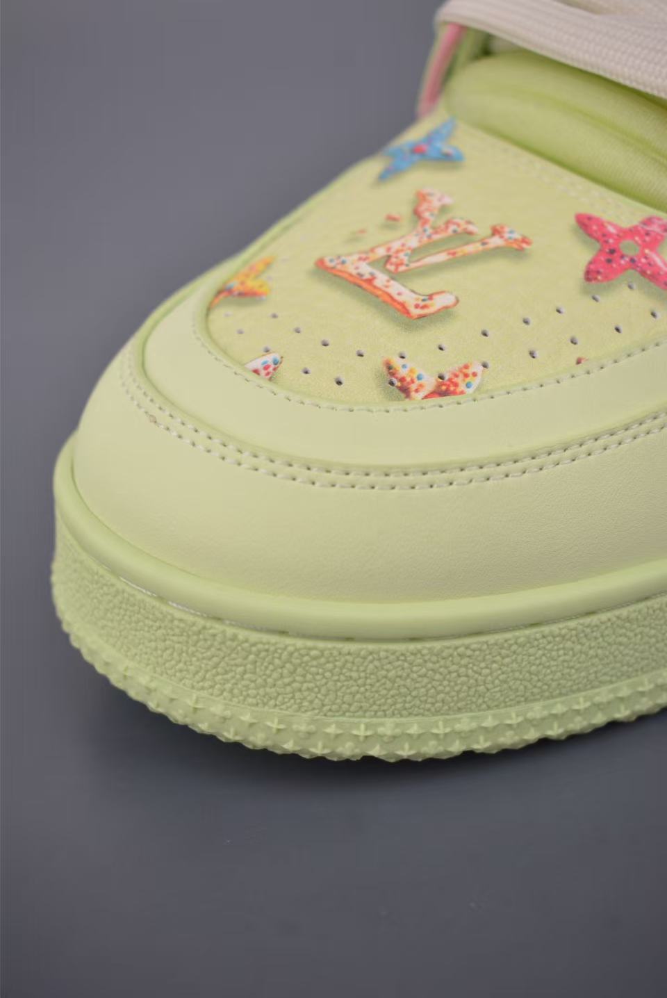 Men Retro Colorful Embroidery Casual Sneakers, Grain Leather Upper, Thick Cushioned Sole, Light Green Street Shoes