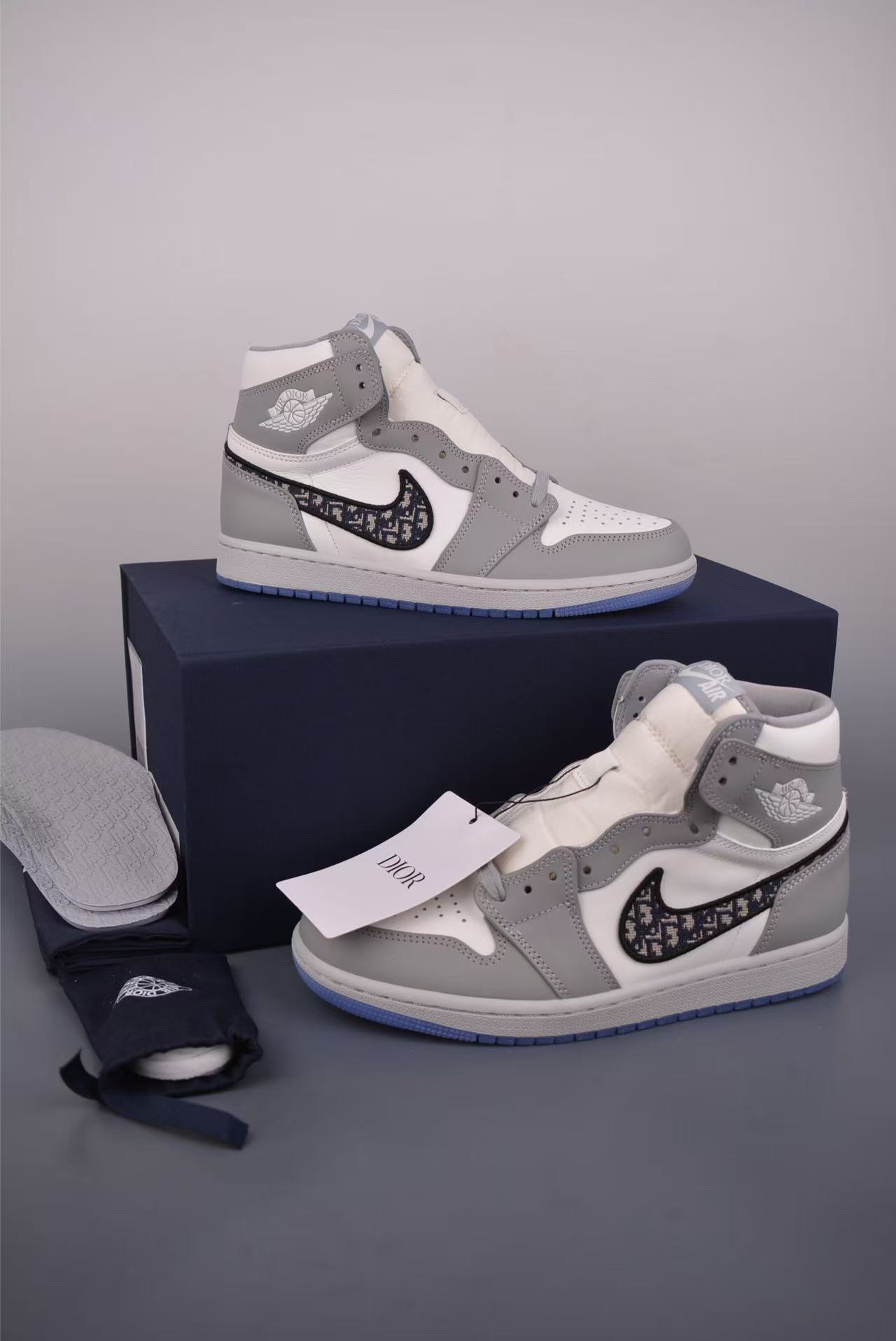 Men High‑Top Street Basketball Sneakers, Grey‑White Leather Upper, Pattern Fabric Swoosh Detail, Transparent Blue Outsole Casual Shoes