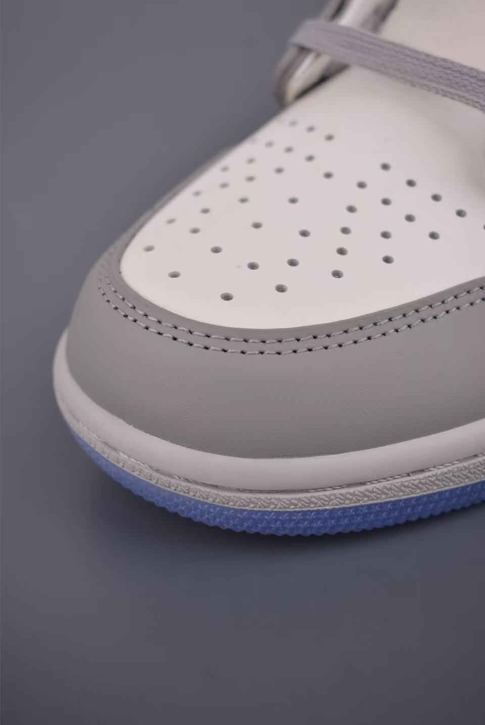 Men High‑Top Street Basketball Sneakers, Grey‑White Leather Upper, Pattern Fabric Swoosh Detail, Transparent Blue Outsole Casual Shoes