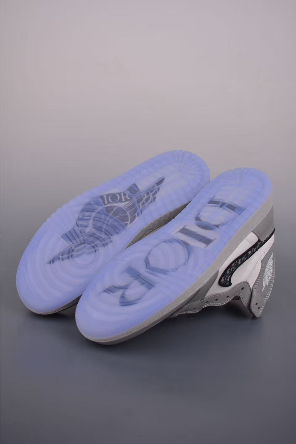 Men High‑Top Street Basketball Sneakers, Grey‑White Leather Upper, Pattern Fabric Swoosh Detail, Transparent Blue Outsole Casual Shoes