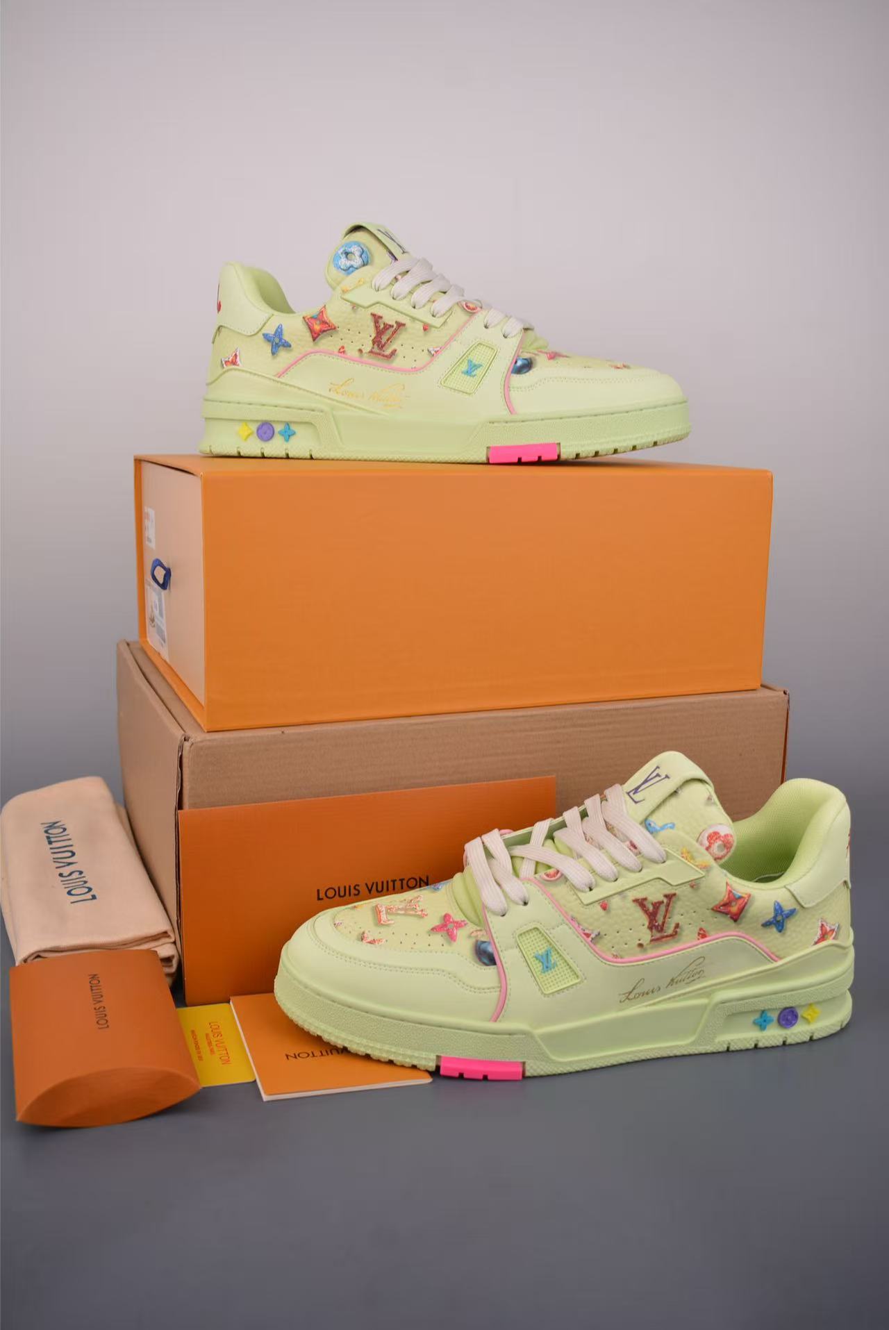 Men Retro Colorful Embroidery Casual Sneakers, Grain Leather Upper, Thick Cushioned Sole, Light Green Street Shoes