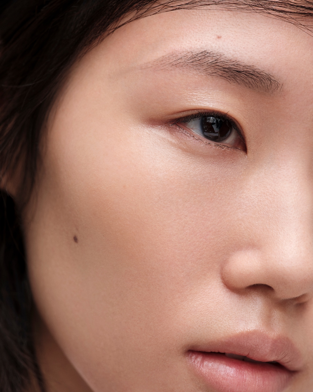 プラダ Reveal Mesh Cushion Foundation - LN5 - LIGHT NEUTRAL