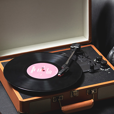 Auryvox Heritage VT-80: The Portable Turntable Experience – Authentic Vinyl Playback in a Classic Suitcase Form