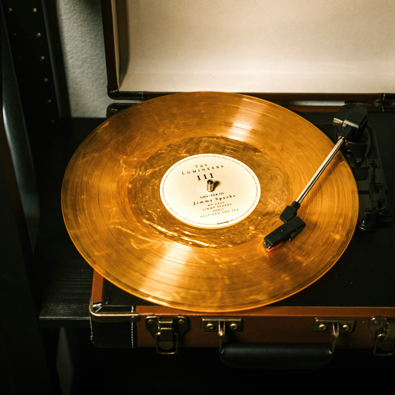 Auryvox Heritage VT-80: The Portable Turntable Experience – Authentic Vinyl Playback in a Classic Suitcase Form