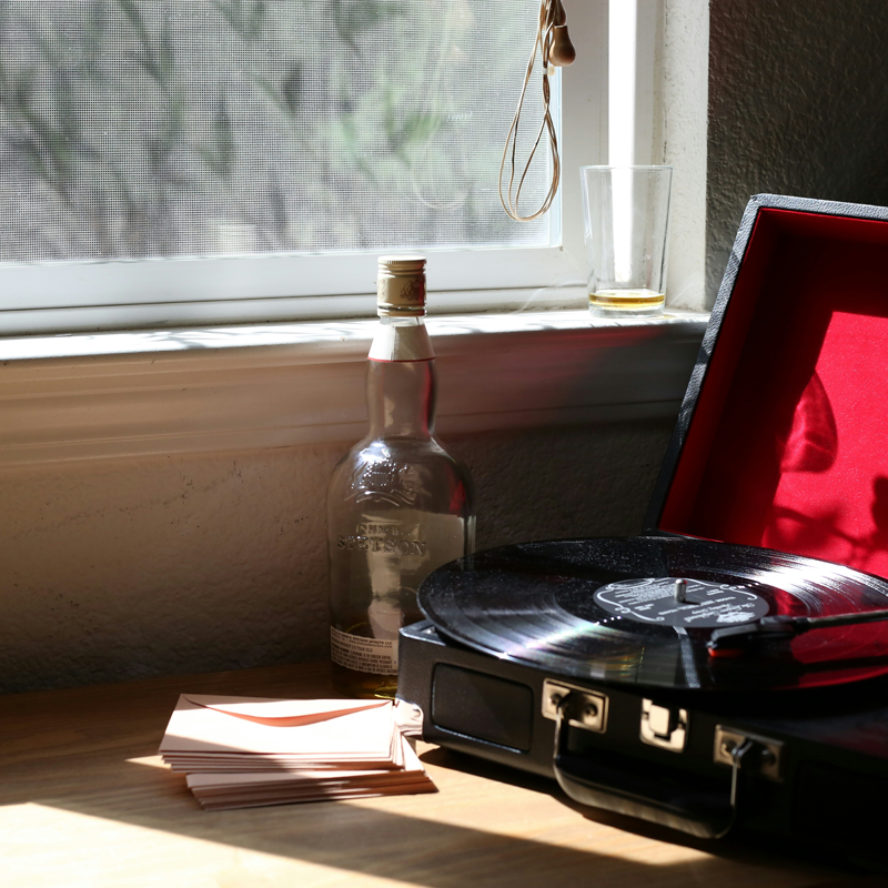 Auryvox Heritage VT-80: A Portable Suitcase Turntable with Built-in Speakers for Authentic Vinyl Playback