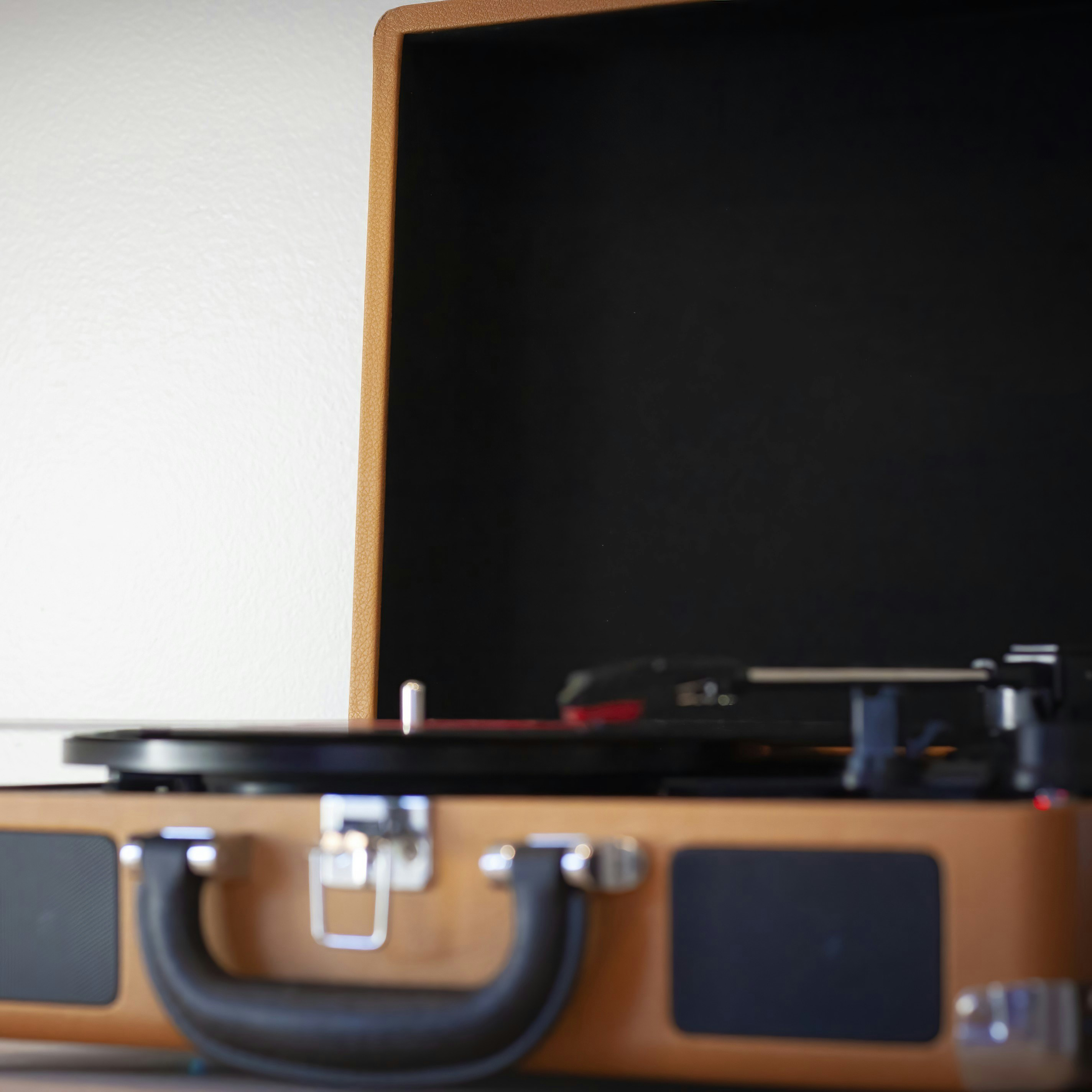 Auryvox Heritage VT-80: The Portable Turntable Experience – Authentic Vinyl Playback in a Classic Suitcase Form