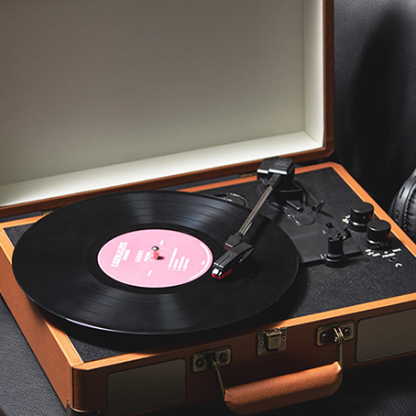 Auryvox Heritage VT-80: The Portable Turntable Experience – Authentic Vinyl Playback in a Classic Suitcase Form