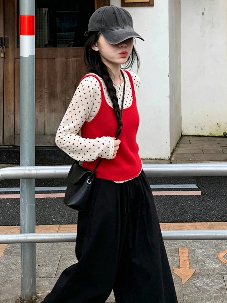 隨性率性風三件套｜大紅針織細肩帶背心｜白底波點長袖打底衫｜純黑高腰微廓形長褲