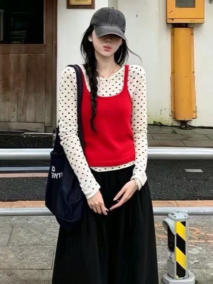 隨性率性風三件套｜大紅針織細肩帶背心｜白底波點長袖打底衫｜純黑高腰微廓形長褲