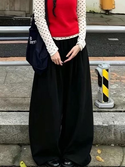 隨性率性風三件套｜大紅針織細肩帶背心｜白底波點長袖打底衫｜純黑高腰微廓形長褲