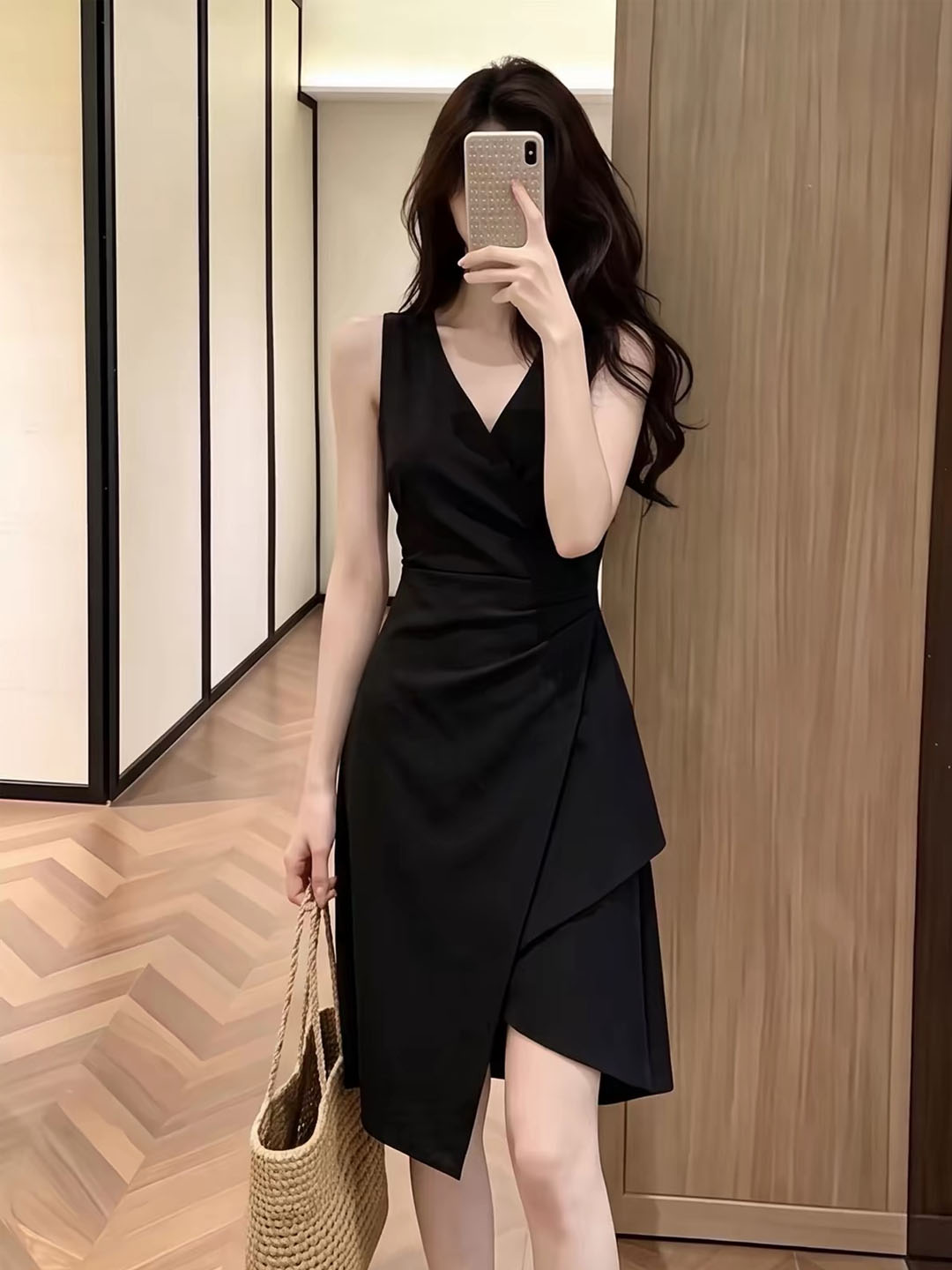黑色無袖洋裝丨交叉 V 領收皺丨不對稱開叉連衣裙