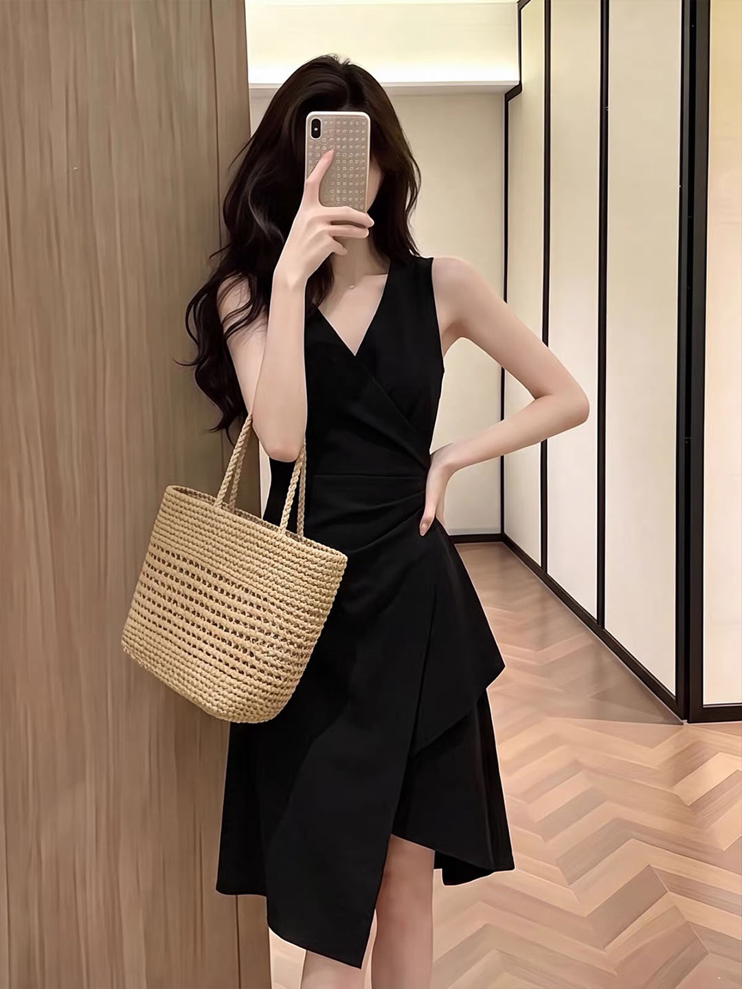 黑色無袖洋裝丨交叉 V 領收皺丨不對稱開叉連衣裙