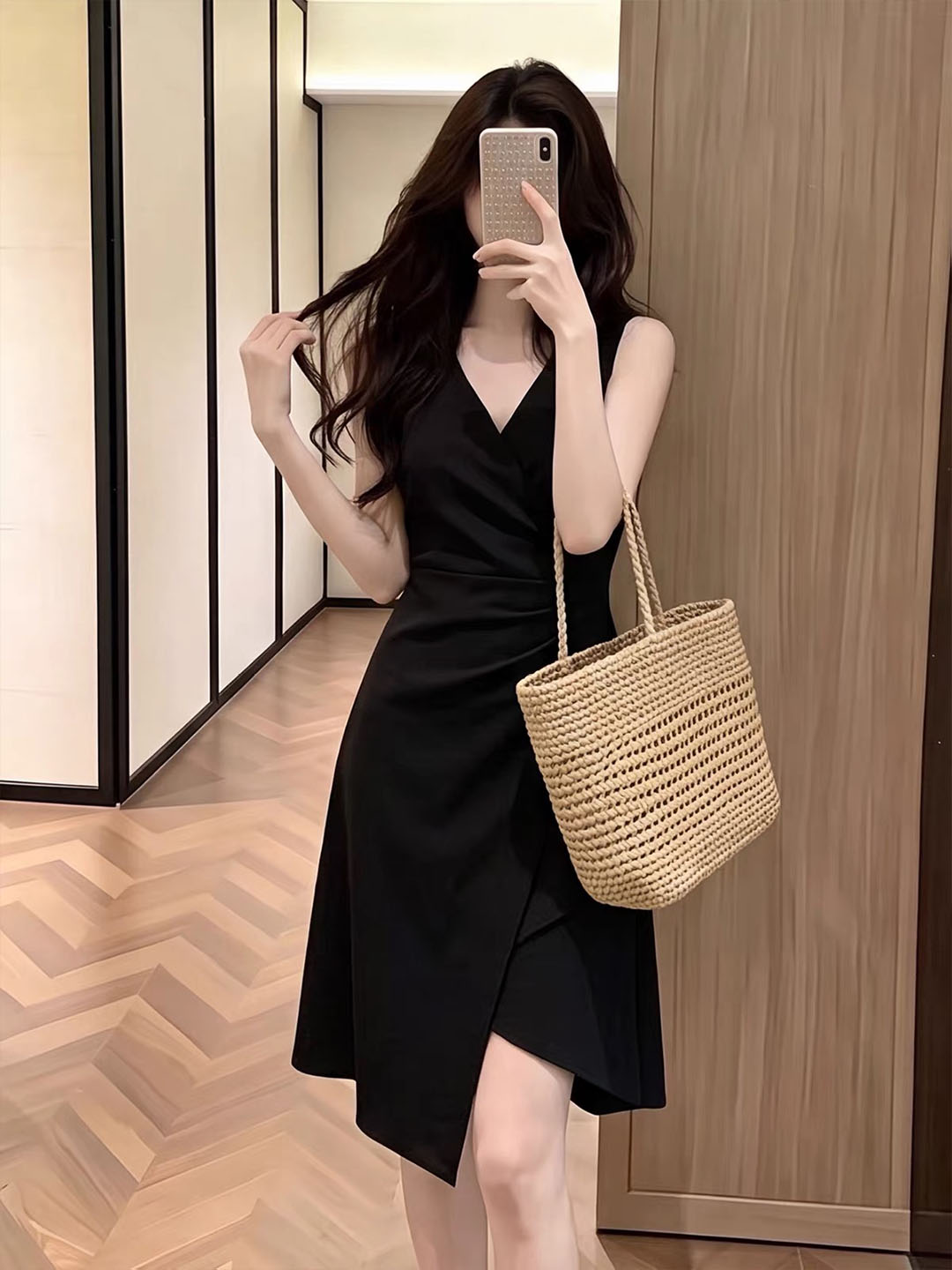 黑色無袖洋裝丨交叉 V 領收皺丨不對稱開叉連衣裙
