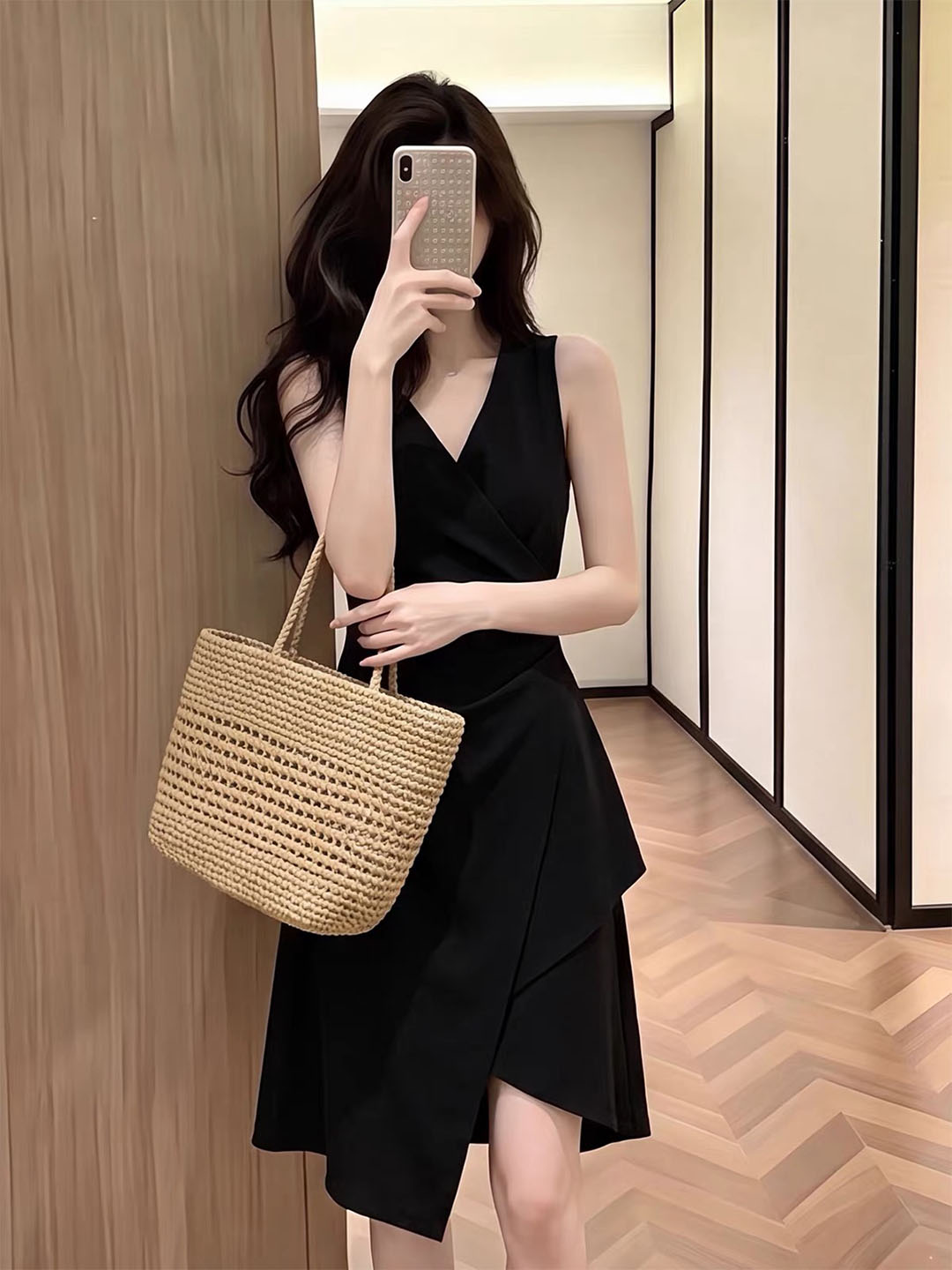 黑色無袖洋裝丨交叉 V 領收皺丨不對稱開叉連衣裙
