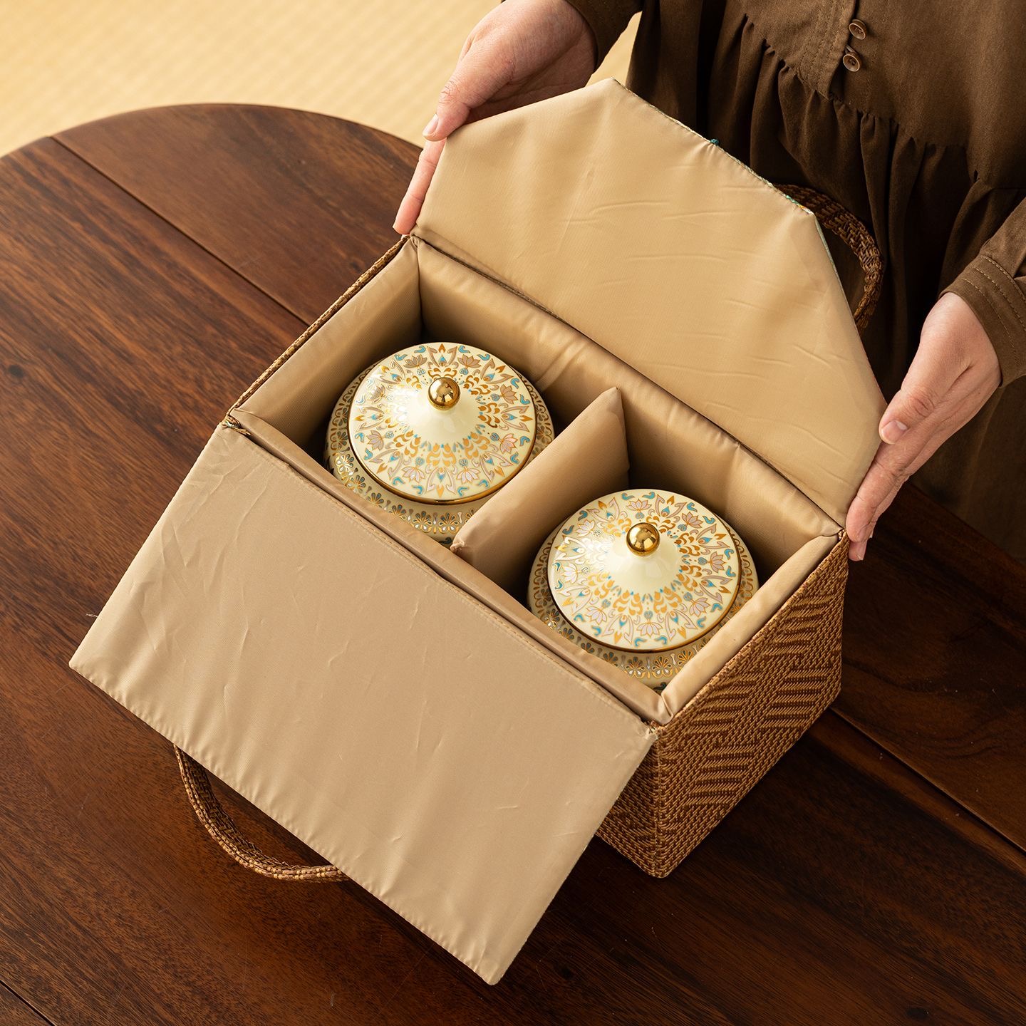 AuienTea Jasmine Green Tea Gift Set, Twin Gilded Floral‑Pattern Ceramic Caddies, Brocade Woven Hand‑held Gift Basket, Scented Tea for Holiday & Business Gifting