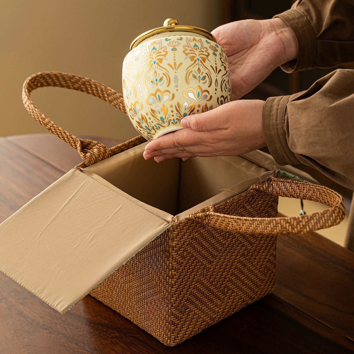AuienTea Jasmine Green Tea Gift Set, Twin Gilded Floral‑Pattern Ceramic Caddies, Brocade Woven Hand‑held Gift Basket, Scented Tea for Holiday & Business Gifting