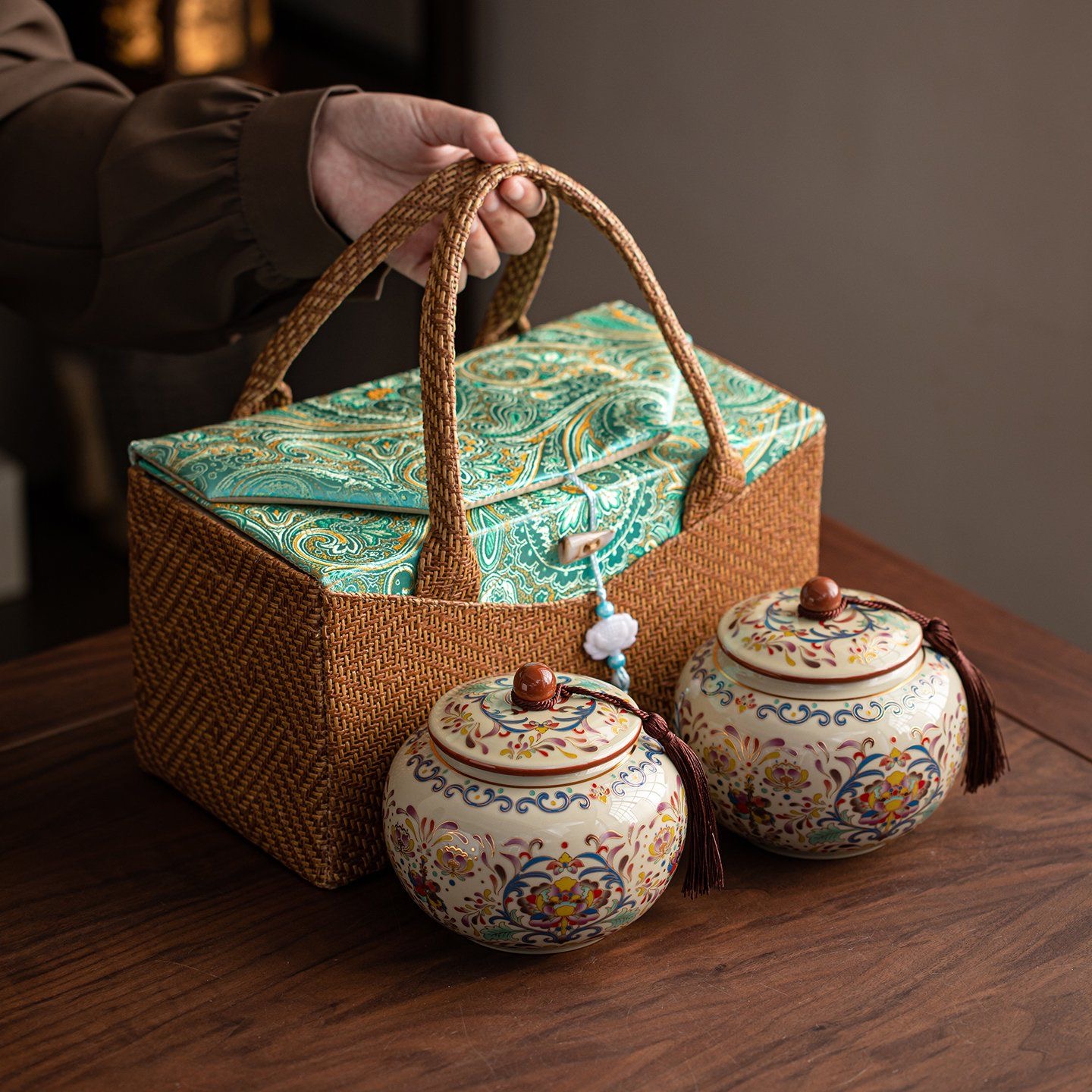 AuienTea Oolong Tea Gift Set, Twin Enamel‑Floral Ceramic Caddies, Retro Woven Brocade Hand‑held Gift Basket, High‑Mountain Oolong for Holiday & Business Gifting