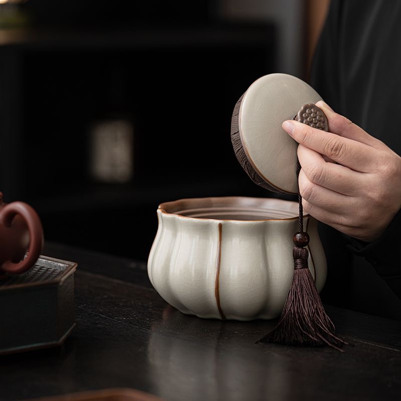 AuienTea Chinese Black Tea Gift Set, Crack‑Glaze Ceramic Tea Caddy With Tassel, Premium Hard Gift Box, Ideal for Business & Holiday Gifting
