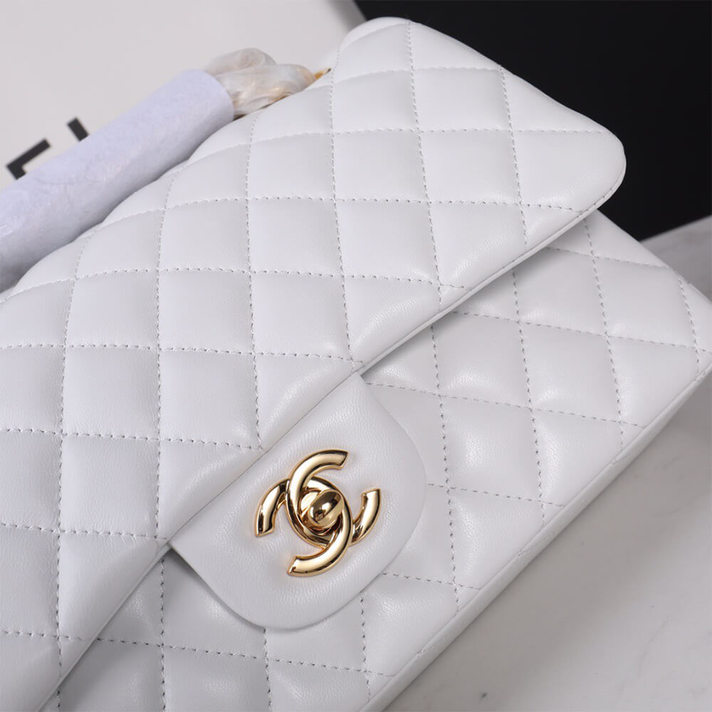 CHANEL Classic Flap Medium