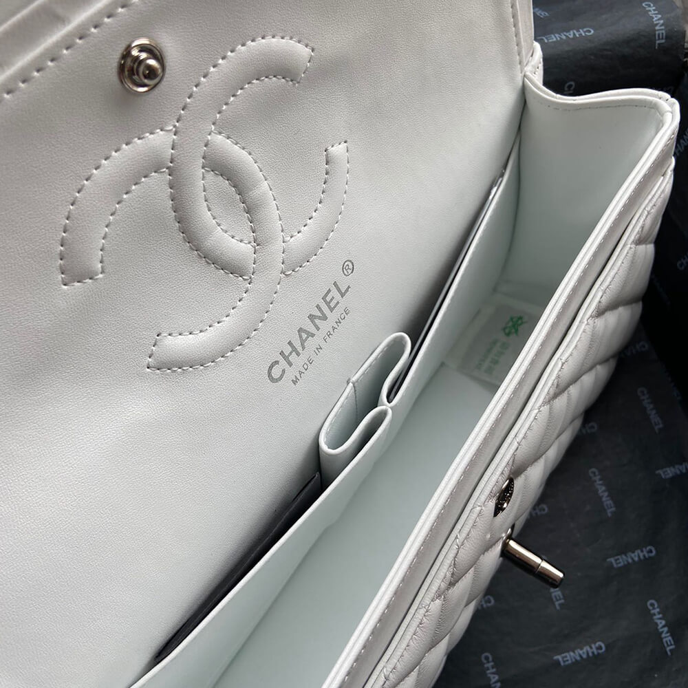 CHANEL Classic Flap Medium