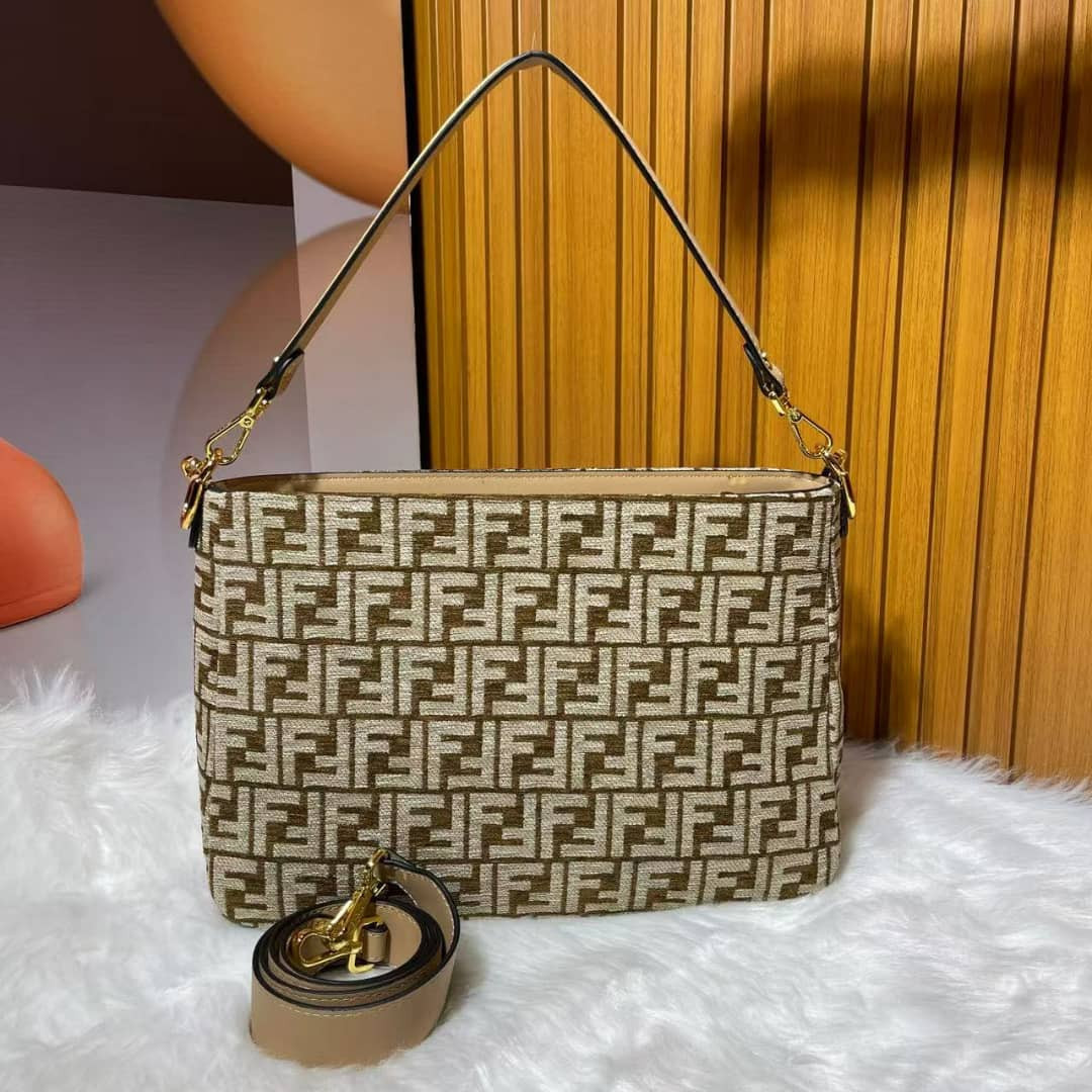 fendi bag/ 35 x 23 x 14 cm