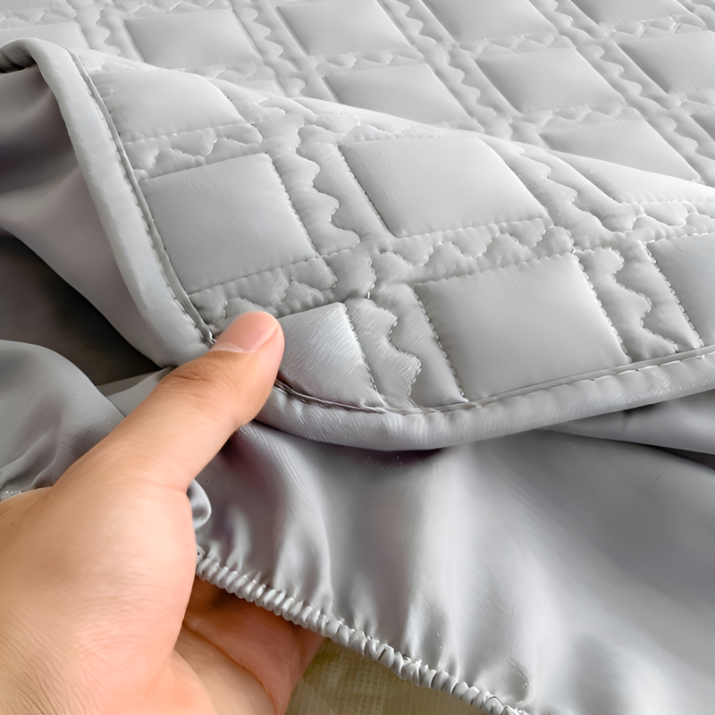 Thickened quilted mattress protector