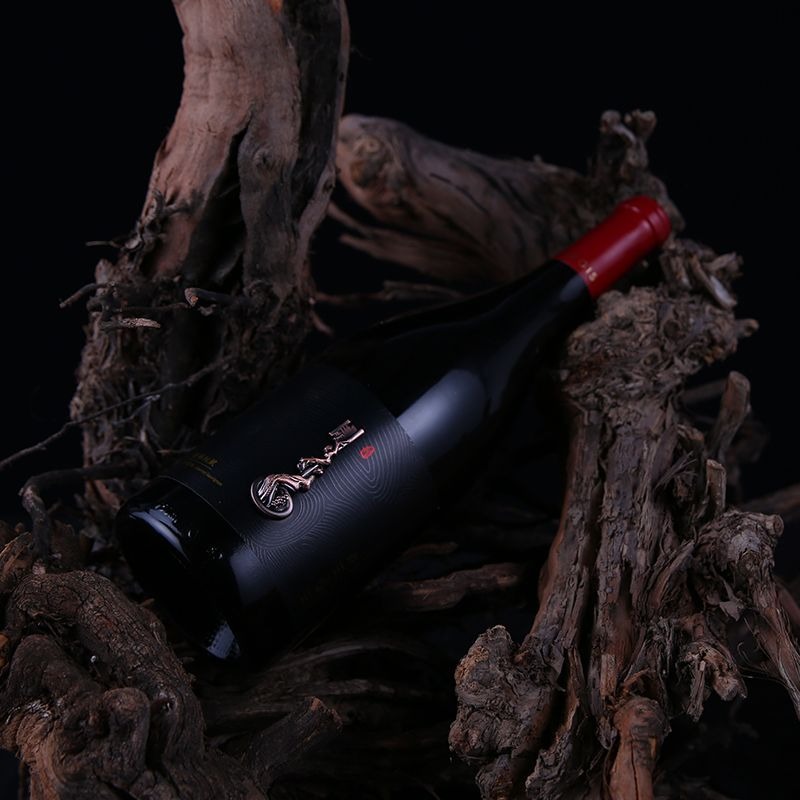 類人首老藤西拉橡木桶乾紅葡萄酒 Lux Regis Old Vine Syrah Oak Aged Dry Red Wine｜寧夏賀蘭山東麓 14.2 度 黑李子黑胡椒香料香 醇厚絲滑老藤果韻 750ml*6 瓶