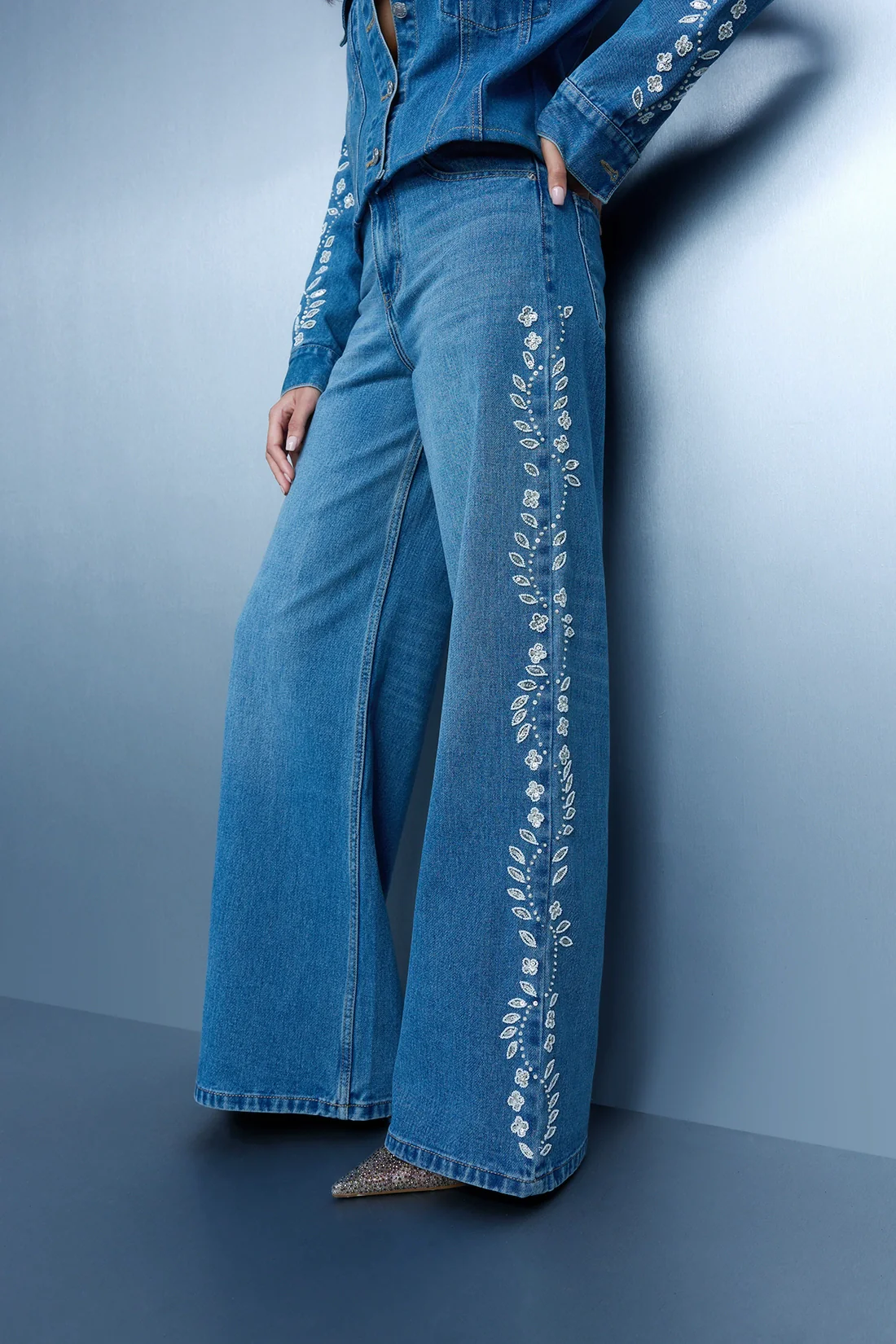 Embroidered Straight Leg Jeans – Blue