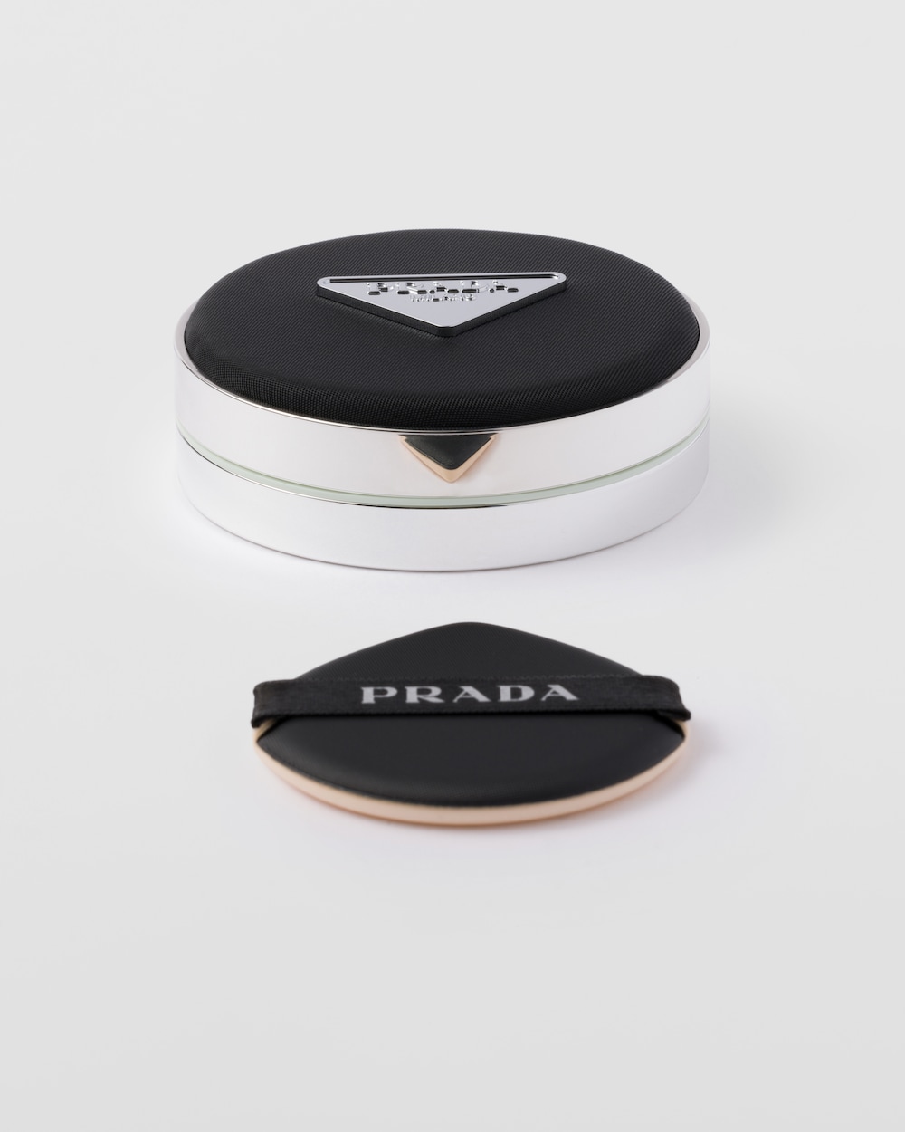 プラダ Reveal Mesh Cushion Foundation - LN10 - LIGHT NEUTRAL