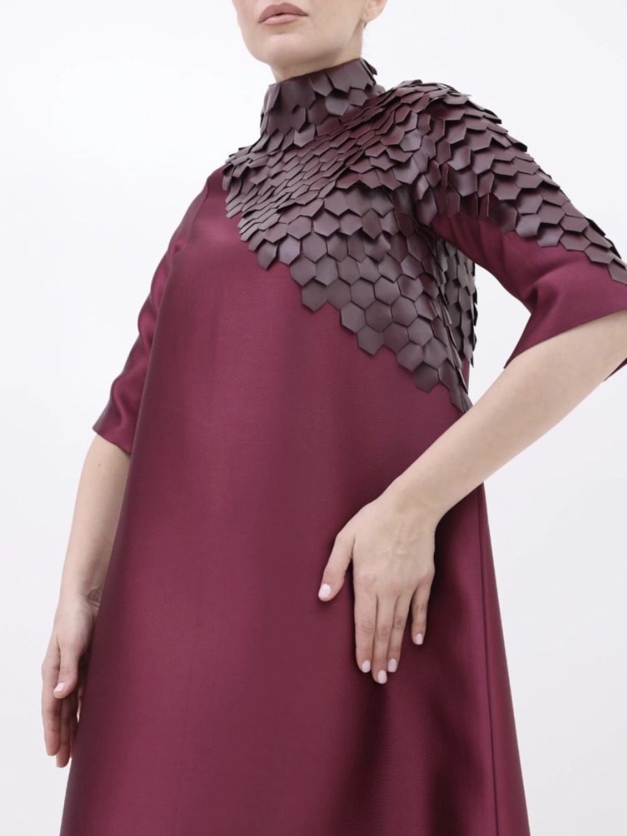 Elegant maxi dress with a high neckline and tiered details