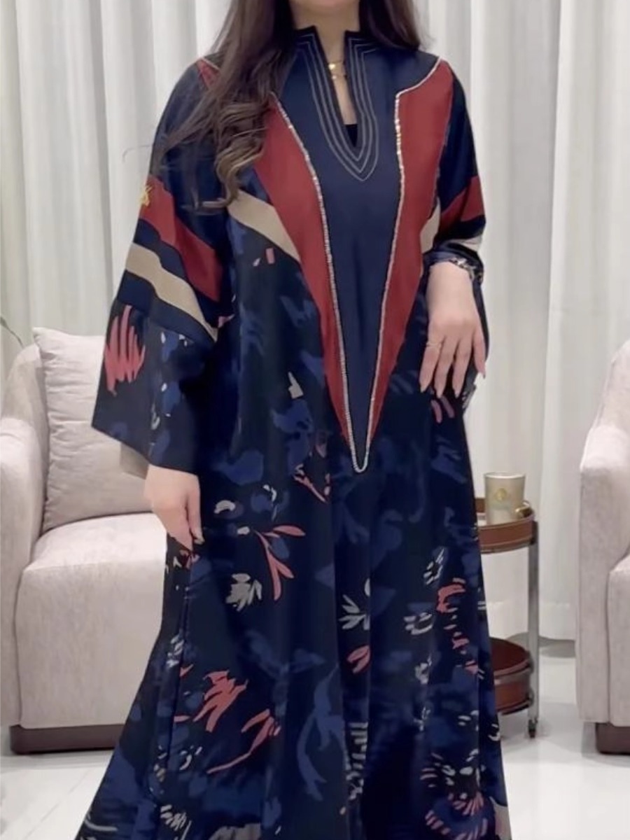 A luxurious abaya with a geometric design and intertwined flowers.