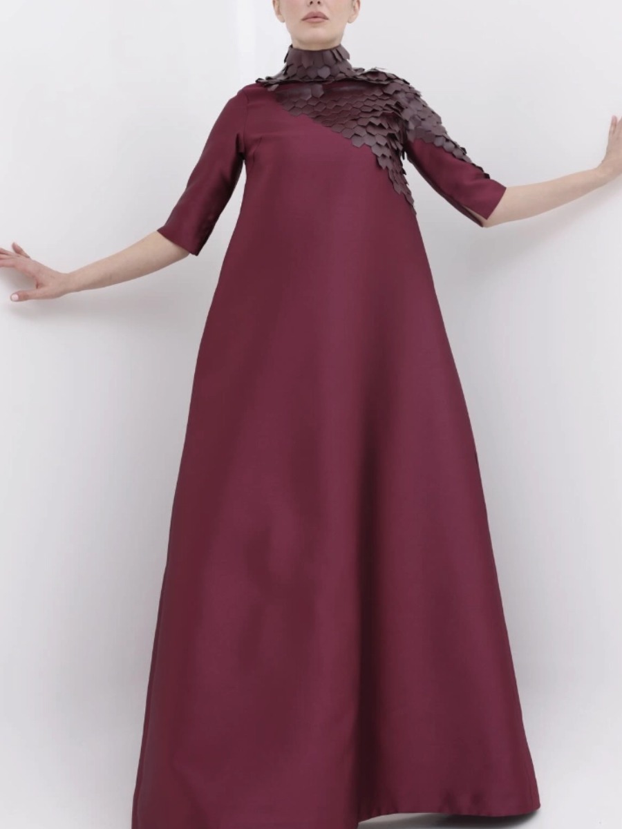 Elegant maxi dress with a high neckline and tiered details
