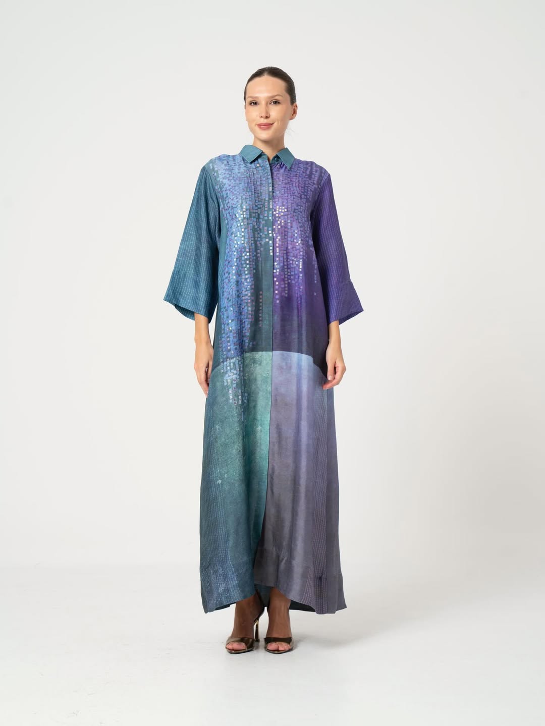 Long shirt dress in gradient colors with shimmering details