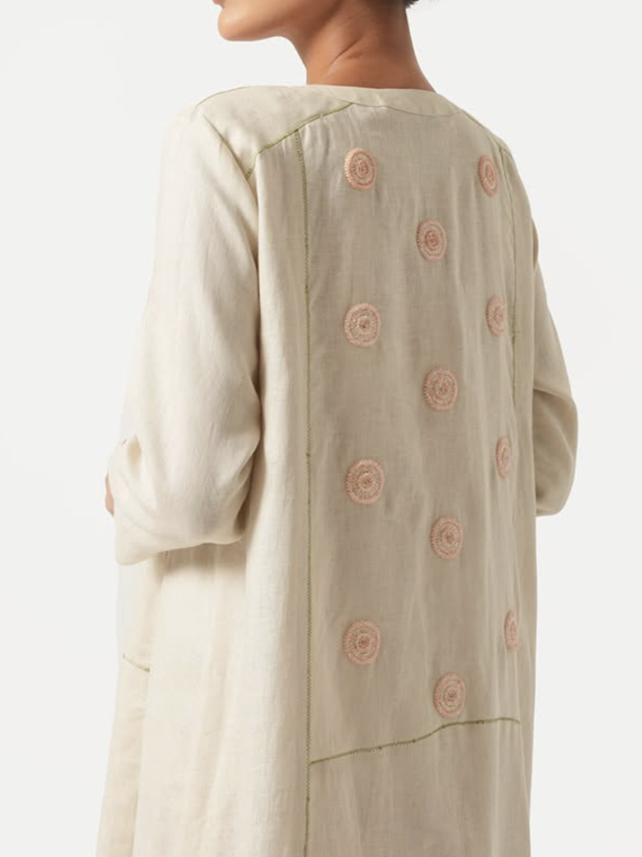 Loose-fitting robe embroidered in apricot color